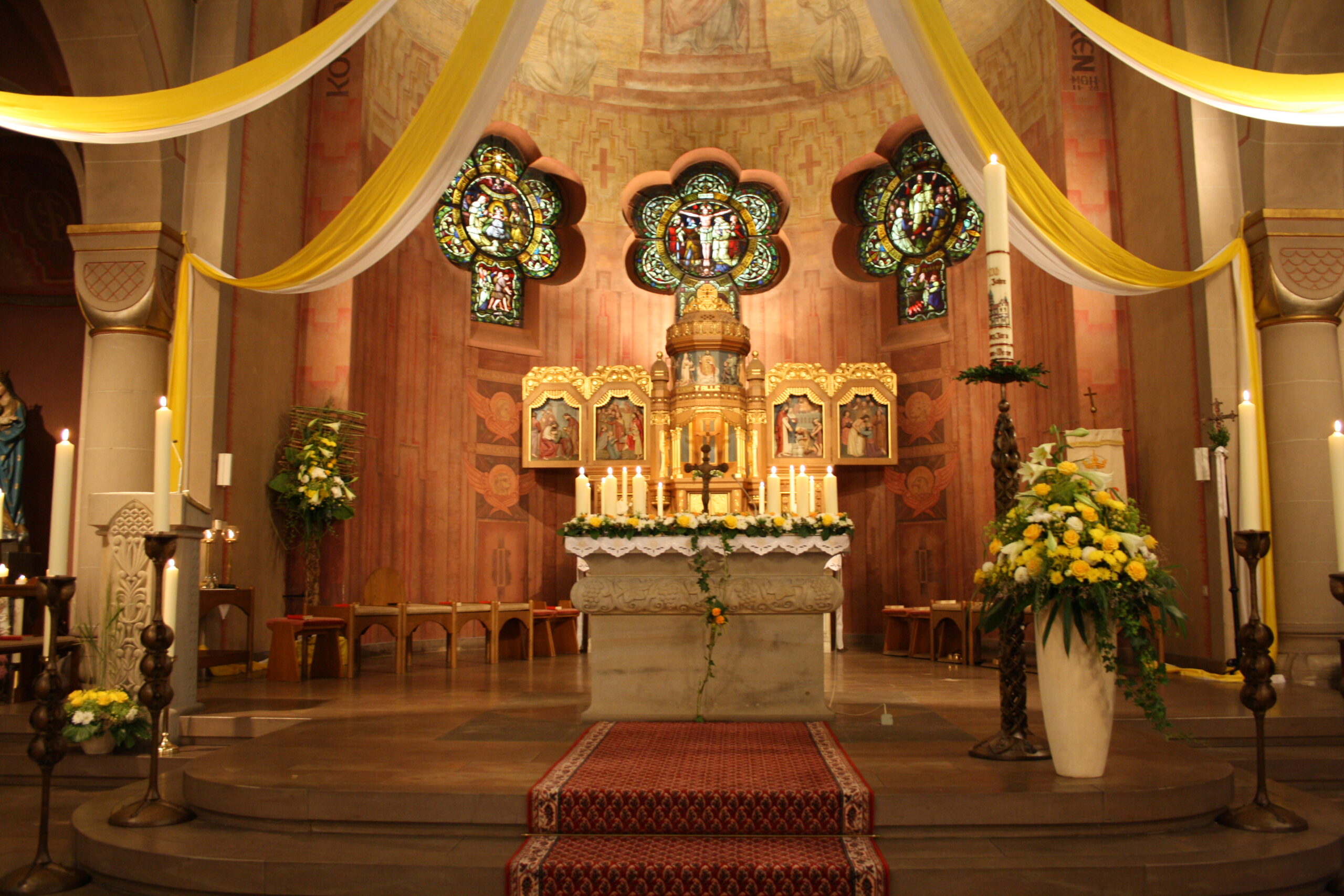 Festlich geschmückter Chorraum der Herz Jesu Kirche